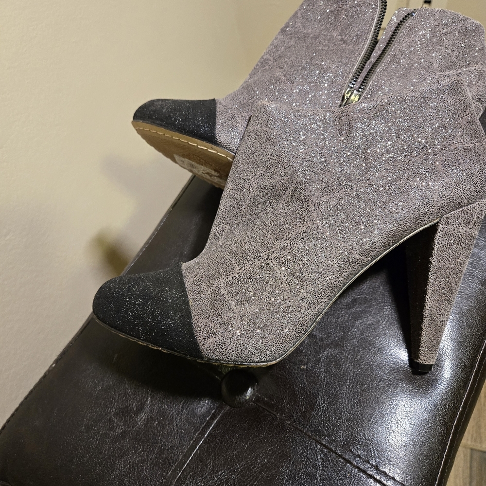 Vince camuto women’s ankle booties heels size 10. Pre owned used condition.